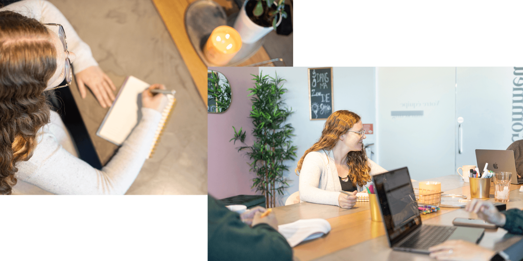 Femme en réunion qui travaille.